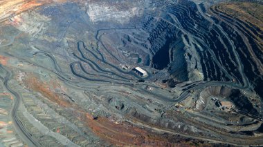 Büyük demir cevheri ocağı demir cevheri taş ocağı üst görüş Aero fotoğraf çekimi.