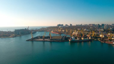 İthalat-ihracat küresel ticaret lojistik ve ulaşım, konteynır gemilerini yükleme ve boşaltma, kuş bakışı kargo taşımacılığı alanındaki sanayi limanı.
