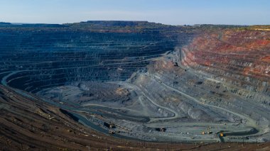 Büyük demir cevheri ocağı demir cevheri taş ocağı üst görüş Aero fotoğraf çekimi.
