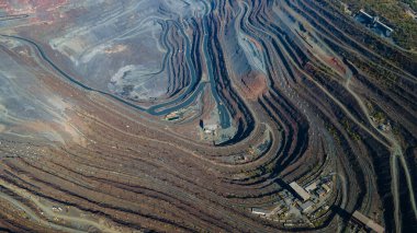 Büyük demir cevheri ocağı demir cevheri taş ocağı üst görüş Aero fotoğraf çekimi.