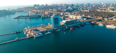 İthalat-ihracat küresel ticaret lojistik ve ulaşım, konteynır gemilerini yükleme ve boşaltma, kuş bakışı kargo taşımacılığı alanındaki sanayi limanı.