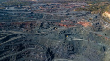 Büyük demir cevheri ocağı demir cevheri taş ocağı üst görüş Aero fotoğraf çekimi.
