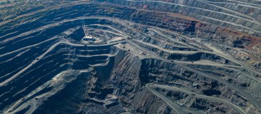 Büyük demir cevheri ocağı demir cevheri taş ocağı üst görüş Aero fotoğraf çekimi.