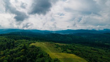Dağlar gökyüzü bulutları