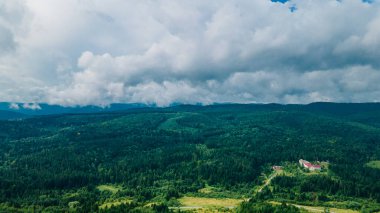 Dağlar gökyüzü bulutları