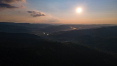 Gün batımı manzaralı dağlar ormanı