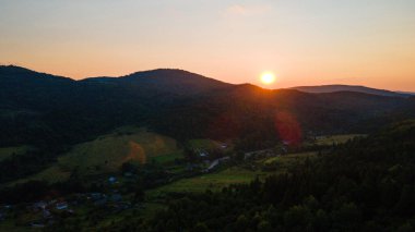 Gün batımı manzaralı dağlar ormanı