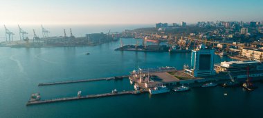 İthalat-ihracat küresel ticaret lojistik ve ulaşım, konteynır gemilerini yükleme ve boşaltma, kuş bakışı kargo taşımacılığı alanındaki sanayi limanı.