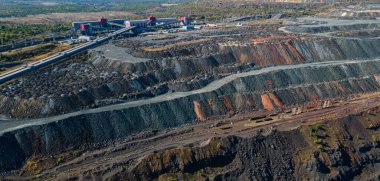 Büyük demir cevheri ocağı demir cevheri taş ocağı üst görüş Aero fotoğraf çekimi.