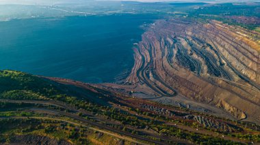 Taş ocağı demir cevheri üst görünüm madencilik