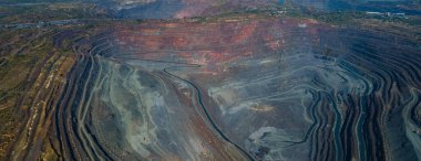 Büyük demir cevheri ocağı demir cevheri taş ocağı üst görüş Aero fotoğraf çekimi.