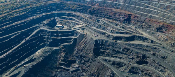 Büyük demir cevheri ocağı demir cevheri taş ocağı üst görüş Aero fotoğraf çekimi.