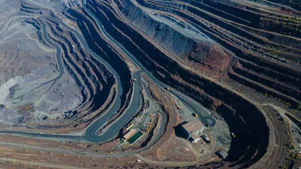 巨大な鉄鉱石採石場鉄鉱石採石場の上からの眺めエアロフォト撮影 — ストック写真