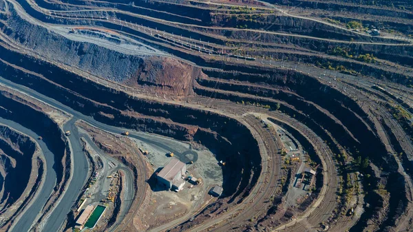 巨型铁矿采石场采石场顶景Aero照片拍摄 — 图库照片