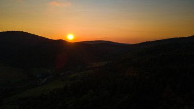 Gün batımı manzaralı dağlar ormanı