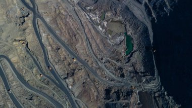 Büyük demir cevheri ocağı demir cevheri taş ocağı üst görüş Aero fotoğraf çekimi.