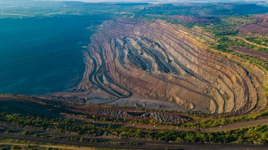 Taş ocağı demir cevheri üst görünüm madencilik