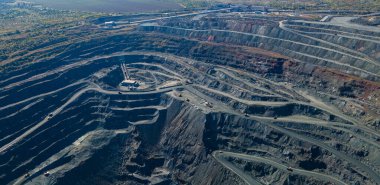 Büyük demir cevheri ocağı demir cevheri taş ocağı üst görüş Aero fotoğraf çekimi.