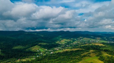 Dağlar gökyüzü bulutları