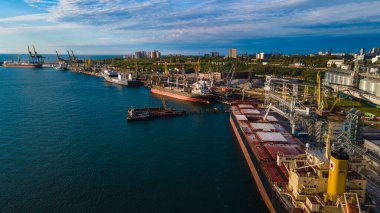 İthalat-ihracat küresel ticaret lojistik ve ulaşım, konteynır gemilerini yükleme ve boşaltma, kuş bakışı kargo taşımacılığı alanındaki sanayi limanı.