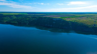 Kanyon nehri adaları uçurum manzarası
