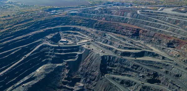 Büyük demir cevheri ocağı demir cevheri taş ocağı üst görüş Aero fotoğraf çekimi.