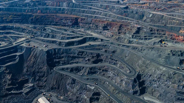 Büyük demir cevheri ocağı demir cevheri taş ocağı üst görüş Aero fotoğraf çekimi.