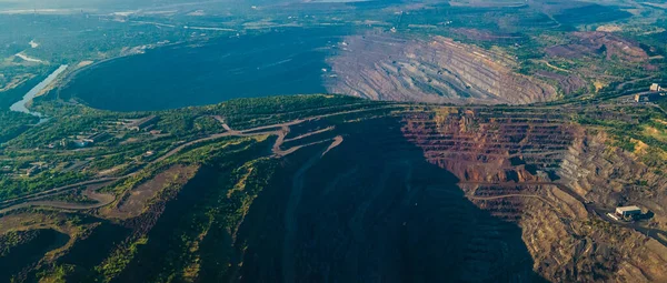 Taş ocağı demir cevheri üst görünüm madencilik