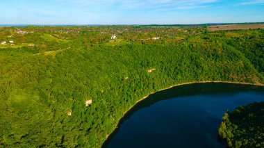 Kanyon nehri adaları uçurum manzarası
