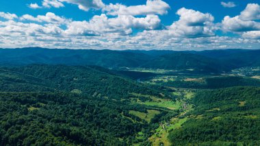 Dağlar mavi gökyüzü bulutlarında gökyüzü manzarası