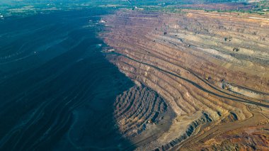 Taş ocağı demir cevheri üst görünüm madencilik
