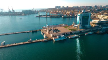 İthalat-ihracat küresel ticaret lojistik ve ulaşım, konteynır gemilerini yükleme ve boşaltma, kuş bakışı kargo taşımacılığı alanındaki sanayi limanı.