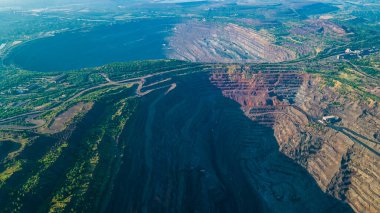 Taş ocağı demir cevheri üst görünüm madencilik