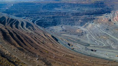 Büyük demir cevheri ocağı demir cevheri taş ocağı üst görüş Aero fotoğraf çekimi.