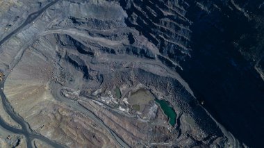 Büyük demir cevheri ocağı demir cevheri taş ocağı üst görüş Aero fotoğraf çekimi.