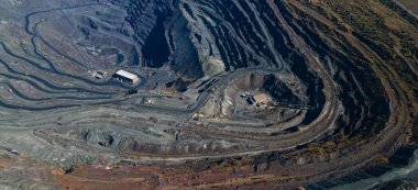 Büyük demir cevheri ocağı demir cevheri taş ocağı üst görüş Aero fotoğraf çekimi.