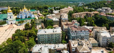 Kiev, Ukrayna 'nın başkenti. Kuş bakışı bir yaz insansız hava aracı ile çekim yapmak.