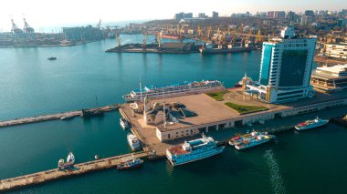 İthalat-ihracat küresel ticaret lojistik ve ulaşım, konteynır gemilerini yükleme ve boşaltma, kuş bakışı kargo taşımacılığı alanındaki sanayi limanı.