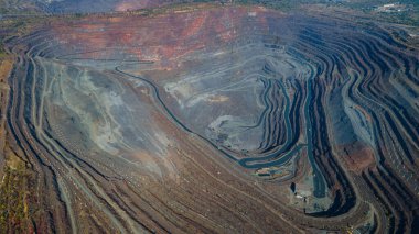 Büyük demir cevheri ocağı demir cevheri taş ocağı üst görüş Aero fotoğraf çekimi.