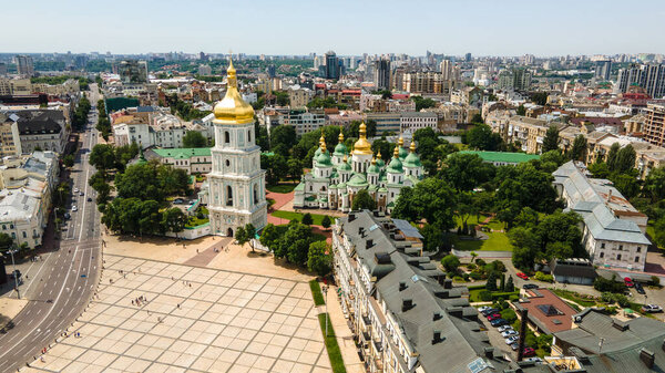 Софийский собор в Киеве с высоты городского пейзажа Софийской площади