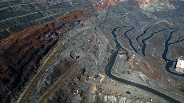 巨大な鉄鉱石採石場鉄鉱石採石場の上からの眺めエアロフォト撮影 — ストック写真