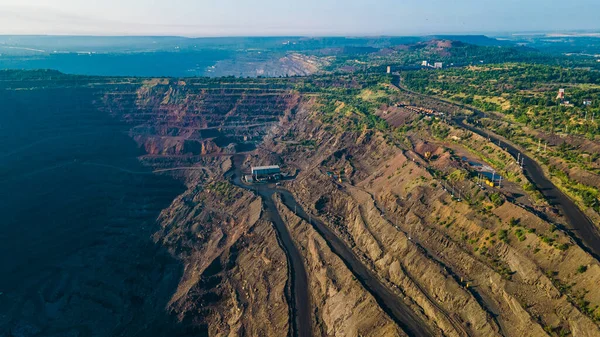 Taş ocağı demir cevheri üst görünüm madencilik
