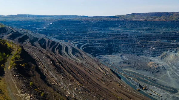 Büyük demir cevheri ocağı demir cevheri taş ocağı üst görüş Aero fotoğraf çekimi.