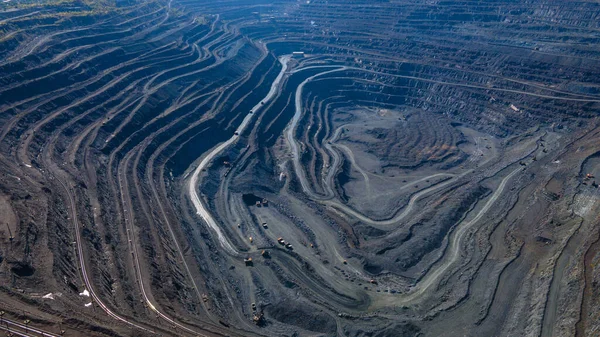 Büyük demir cevheri ocağı demir cevheri taş ocağı üst görüş Aero fotoğraf çekimi.