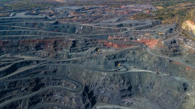 Büyük demir cevheri ocağı demir cevheri taş ocağı üst görüş Aero fotoğraf çekimi.