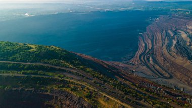 Taş ocağı demir cevheri üst görünüm madencilik