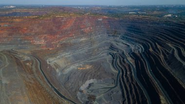 Büyük demir cevheri ocağı demir cevheri taş ocağı üst görüş Aero fotoğraf çekimi.