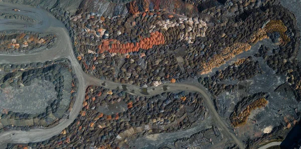 Büyük demir cevheri ocağı demir cevheri taş ocağı üst görüş Aero fotoğraf çekimi.