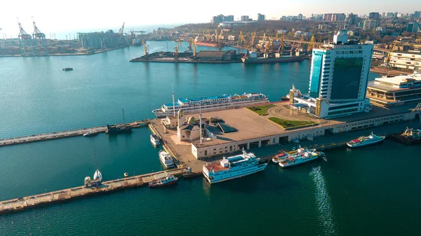 İthalat-ihracat küresel ticaret lojistik ve ulaşım, konteynır gemilerini yükleme ve boşaltma, kuş bakışı kargo taşımacılığı alanındaki sanayi limanı.