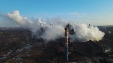 Bacalardan çıkan metalürjik bitki dumanı yükseklik ekolojisinden gelen bir drondan fışkırıyor.